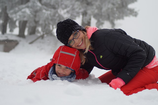 äiti ja lapsi lumessa